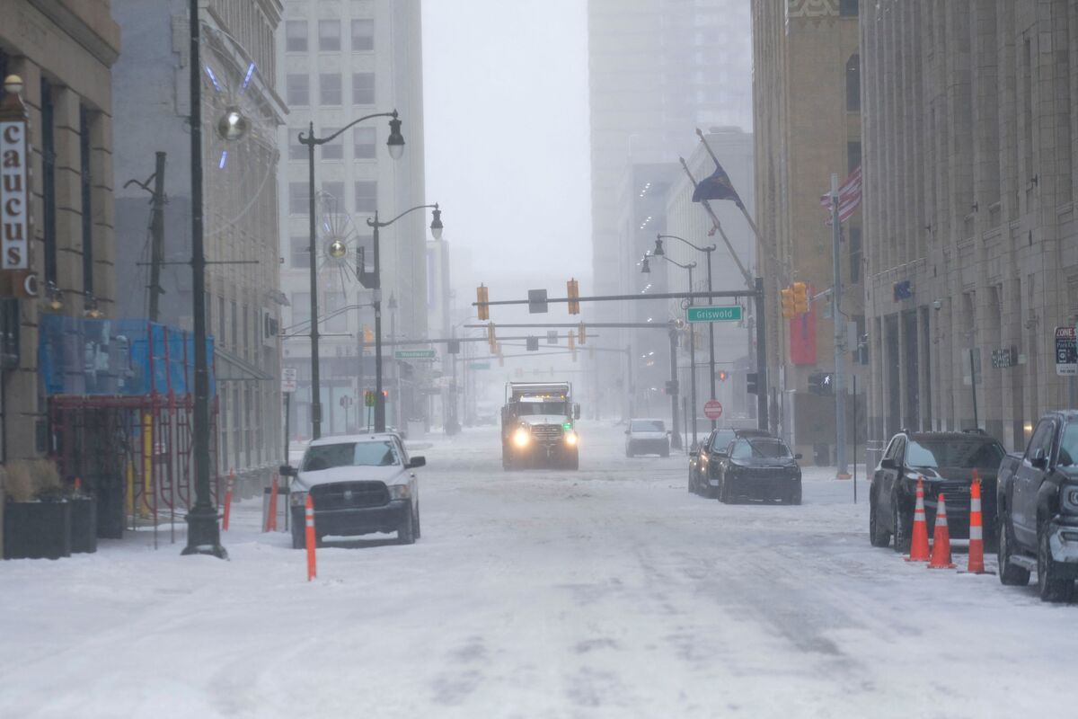 DETROIT, MI - DECEMBER 23: Snow removal vehicles try to clear roads in downtown Detroit on December 23, 2022 in Detroit, United States. A major winter storm swept over much of the midwest on Friday, dropping temperatures to single digits and windchills up to -35 degrees Fahrenheit. Matthew Hatcher/Getty Images/AFP (Photo by Matthew Hatcher / GETTY IMAGES NORTH AMERICA / AFP)