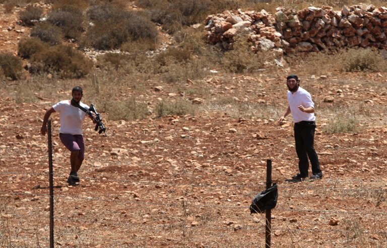 مستوطنون يسيجون أراضٍ للاستيلاء عليها في الأغوار