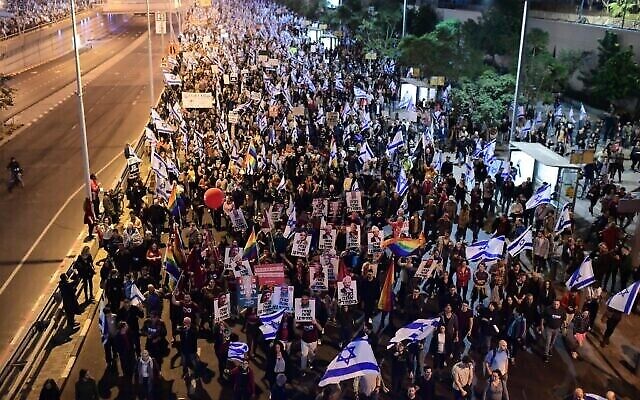 Israelis protest against the proposed changes to the legal system, in Tel Aviv, on January 28, 2023. Photo by Tomer Neuberg/Flash90 *** Local Caption *** הפגנה
דמוקרטיה
תל אביב
ימין מהפכה
משפטית
שמאל
בעד
נגד