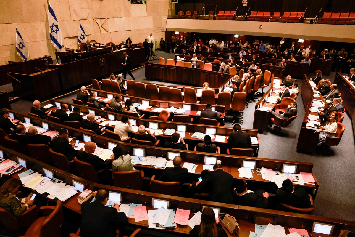 This picture shows a general view of the Israeli Knesset (parliament) during a meeting, in Jerusalem on June 30, 2022. Final approval of the parliament dissolution bill was initially expected by midnight but was postponed to June 30 as coalition and opposition lawmakers sparred over last-minute legislative details, several sources familiar with the parliamentary said. (Photo by Menahem KAHANA / AFP)