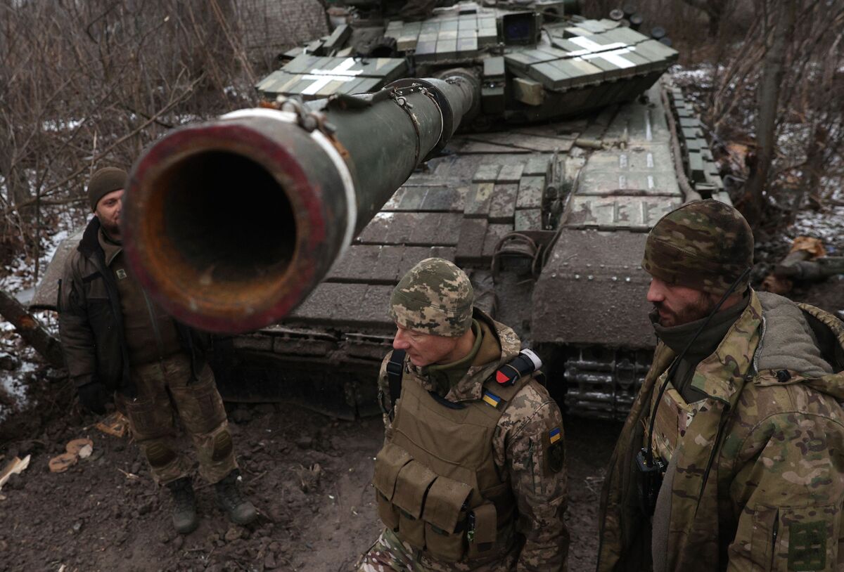 TOPSHOT - Ukrainian servicemen stand near a tank on the frontline near Kreminna, Lugansk region, on January 12, 2023, amid the Russian invasion of Ukraine. (Photo by Anatolii Stepanov / AFP)