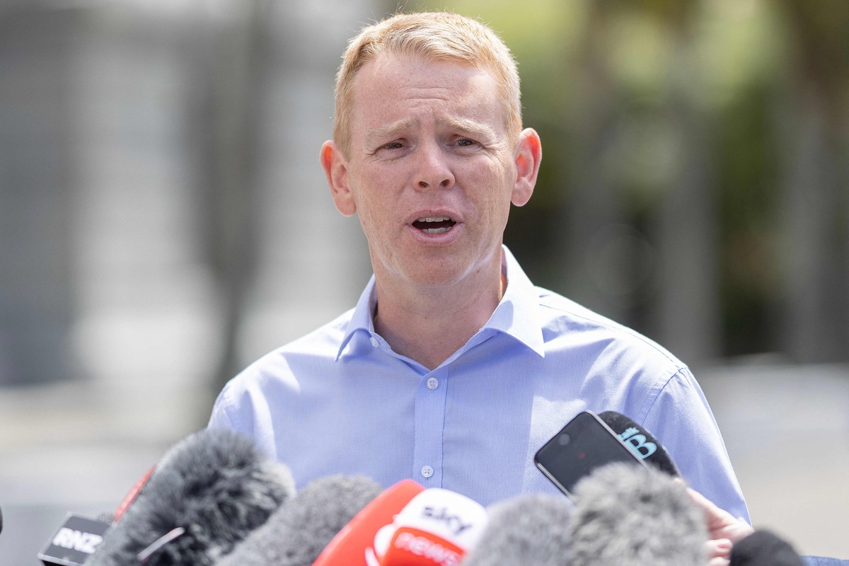 New Zealand's new Prime Minister Chris Hipkins speaks to the media outside Parliament in Wellington on January 21, 2023. Poised to be New Zealand's next prime minister, Chris Hipkins became a household name leading the nation's closed-border crackdown on Covid-19 and is seen as a "tough and capable" politician. (Photo by Marty MELVILLE / AFP)