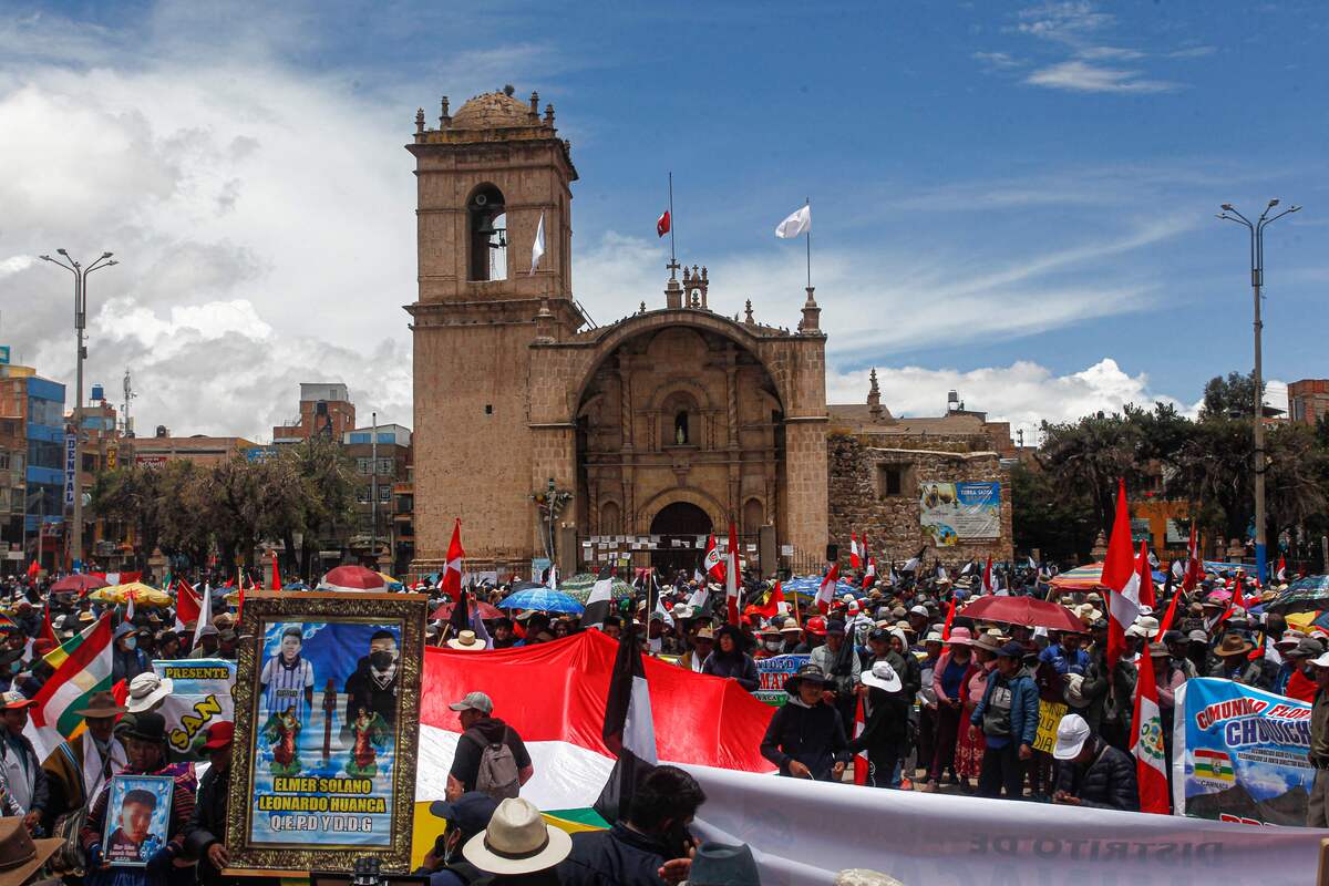 Demonstrators hold a protest against the government of Peruvian President Dina Boluarte and to demand her resignation, in Juliaca, southern Peru, on January 27, 2023. Peru's embattled President Dina Boluarte on Friday urged Congress to advance elections slated for April 2024 to December 2023 as protests against her leadership that have left dozens dead continue. Peru has been embroiled in a political crisis with near-daily protests since December 7 when former president Pedro Castillo was arrested after attempting to dissolve parliament and rule by decree. (Photo by Juan Carlos CISNEROS / AFP)