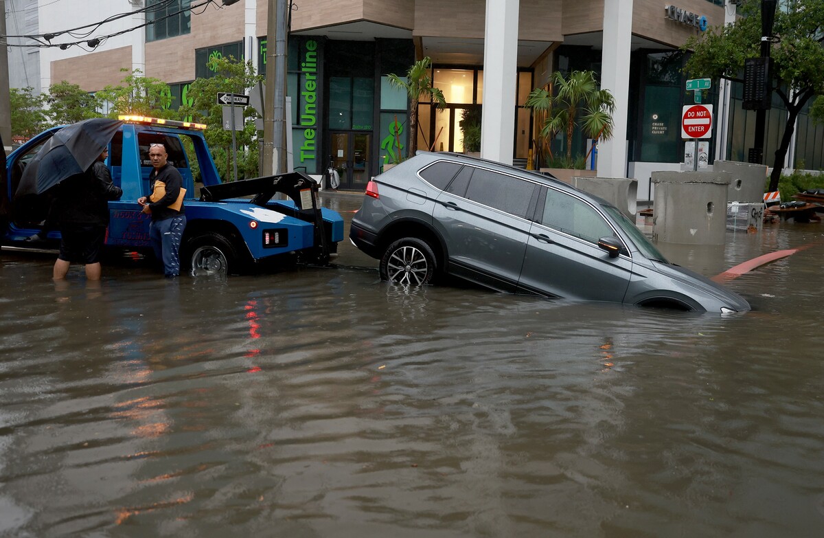 MIAMI, FLORIDA - JUNE 04: A vehicle is prepared to be towed after it died while being driven through a flooded street caused by a deluge of rain from a tropical rain storm passing through the area on June 04, 2022 in Miami, Florida. The system dumped at least six to 10 inches of rain in the area causing flooding. Joe Raedle/Getty Images/AFP == FOR NEWSPAPERS, INTERNET, TELCOS & TELEVISION USE ONLY ==