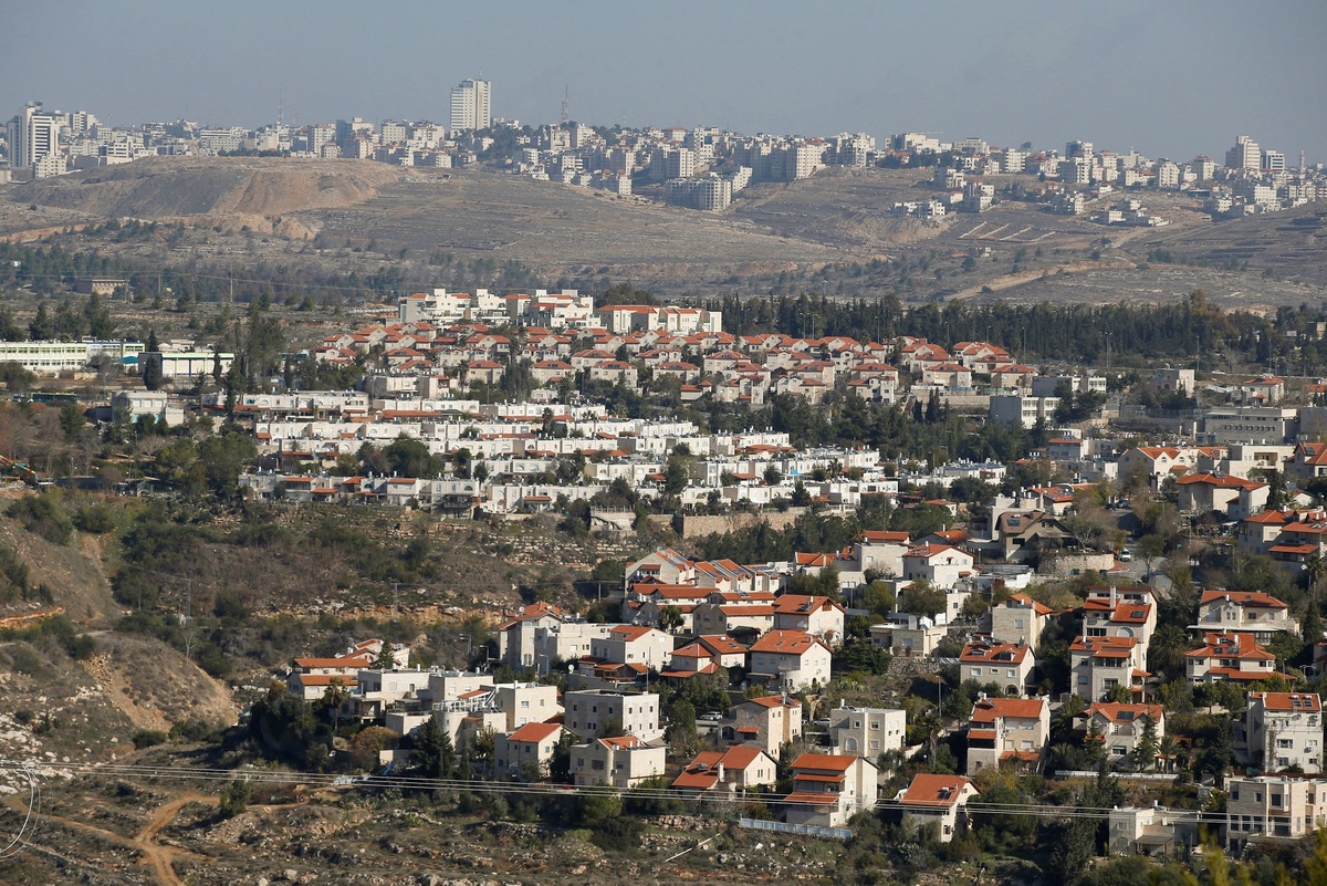 Houses are seen in the Israeli settlement of Givat Zeev (bottom) with the Palestinian city of Ramallah in the backgraund, in the occupied West Bank, December 29, 2016. REUTERS/Baz Ratner