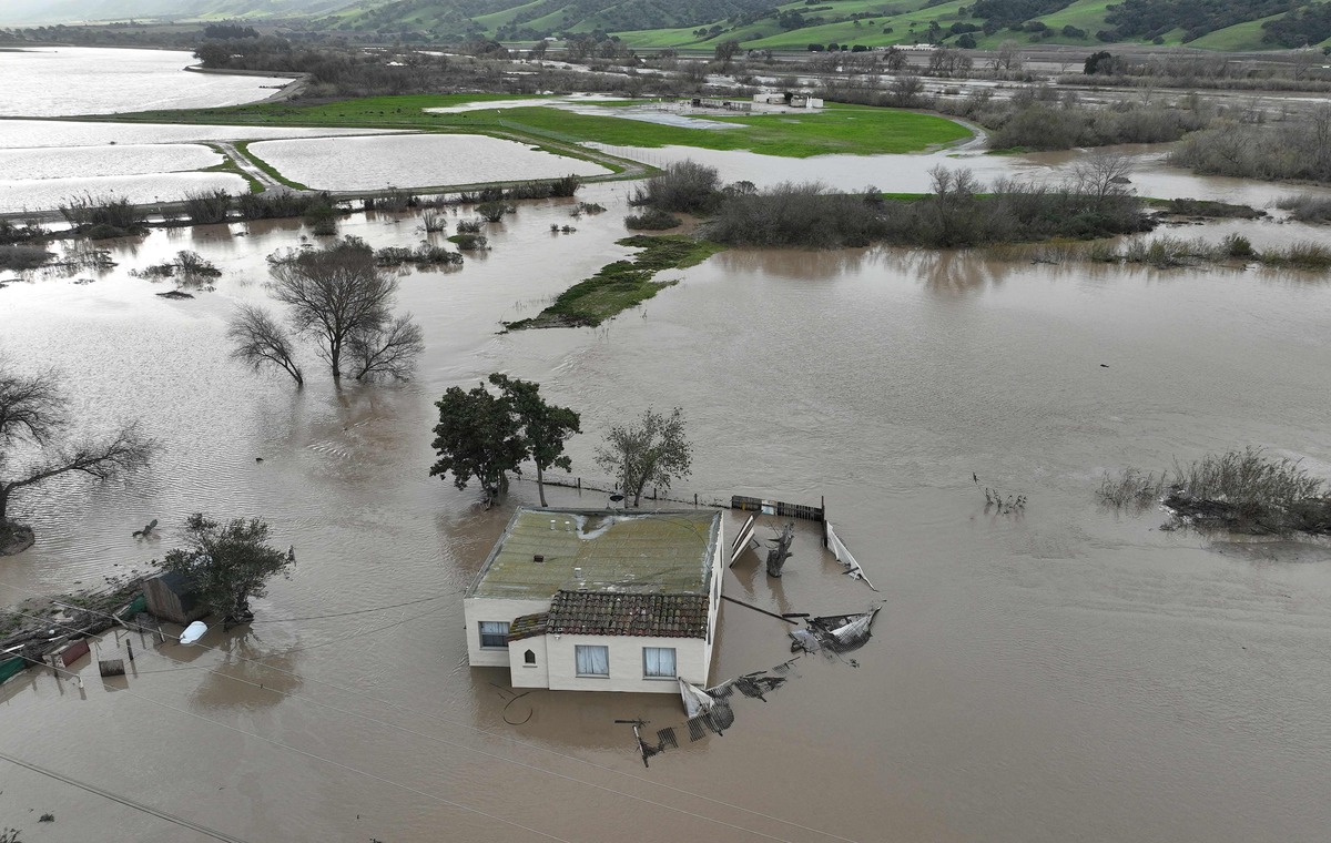 SALINAS, CALIFORNIA - JANUARY 13: In an aerial view, a home is seen submerged in floodwater as the Salinas River begins to overflow its banks on January 13, 2023 in Salinas, California. Several atmospheric river events continue to pound California with record rainfall and high winds. Justin Sullivan/Getty Images/AFP (Photo by JUSTIN SULLIVAN / GETTY IMAGES NORTH AMERICA / AFP)