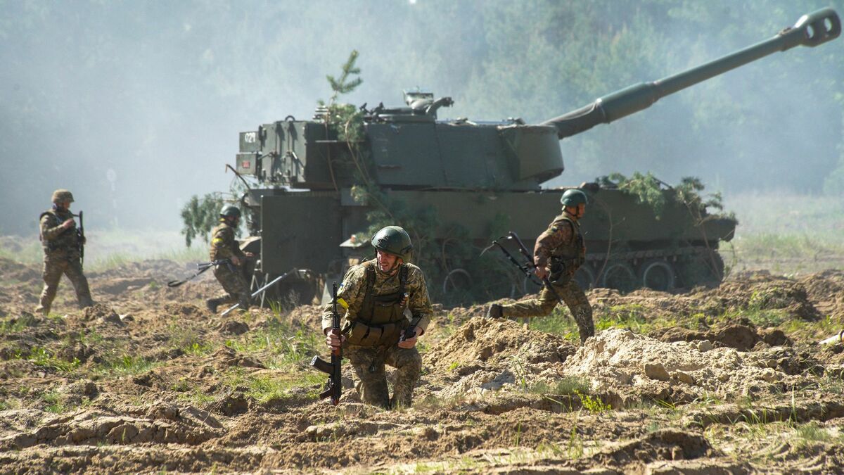 This handout picture taken on an unknown date and released by press-service of Commander-in-Chief of the Ukrainian Armed Forces on June 4, 2022 shows self-propelled howitzers M109A3, provided in the framework of international technical assistance by Norway, shooting on the front line with Russian troops in an unknown place of Ukraine. RESTRICTED TO EDITORIAL USE - MANDATORY CREDIT "AFP PHOTO / Press-service of Commander-in-Chief of the Ukrainian Armed Forces " - NO MARKETING NO ADVERTISING CAMPAIGNS - DISTRIBUTED AS A SERVICE TO CLIENTS (Photo by PRESS-SERVICE OF COMMANDER-IN-CHIEF OF THE UKRAINIAN ARMED FORCES / AFP) / RESTRICTED TO EDITORIAL USE - MANDATORY CREDIT "AFP PHOTO / Press-service of Commander-in-Chief of the Ukrainian Armed Forces " - NO MARKETING NO ADVERTISING CAMPAIGNS - DISTRIBUTED AS A SERVICE TO CLIENTS