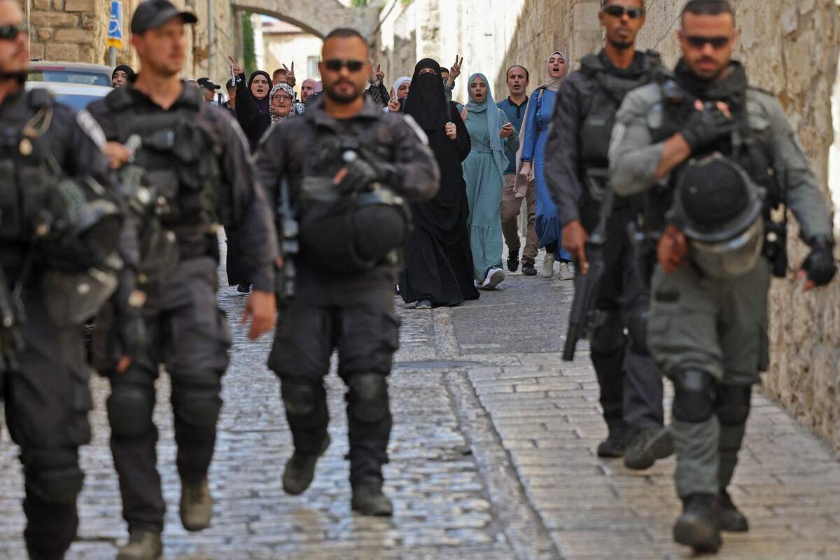 Muslim Palestinian women shout slogans after Israeli security forces turned down visitors at the entrance of the Al-Aqsa mosque compound, the third holiest site in Islam, on September 27, 2022 during the Rosh Hashanah holiday, the Jewish New year. (Photo by AHMAD GHARABLI / AFP)