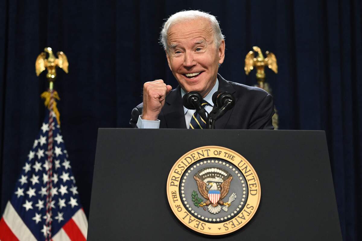 TOPSHOT - US President Joe Biden speaks about lowering prescription drug costs and protecting Social Security and Medicare at Jones Elementary School in Joliet, Illinois, November 5, 2022. (Photo by SAUL LOEB / AFP)