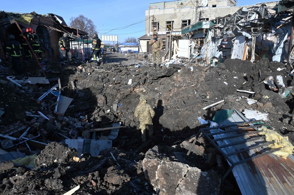 Ukrainian rescuers work on the site following a Russian missile strike on a local market in Shevchenkove village, Kharkiv region on January 9, 2023, amid the Russian invasion of Ukraine. Oleg Sinegubov, head of the Kharkiv Regional State Administration in his Telegram channel said - according to the updated data of the Regional Center of Emergency Medical Assistance, as a result of an attack by the occupiers on Shevchenkove village, two people were killed. Women in their 50s and 60s. Another 5 people were injured. Among them is a child. (Photo by SERGEY BOBOK / AFP)