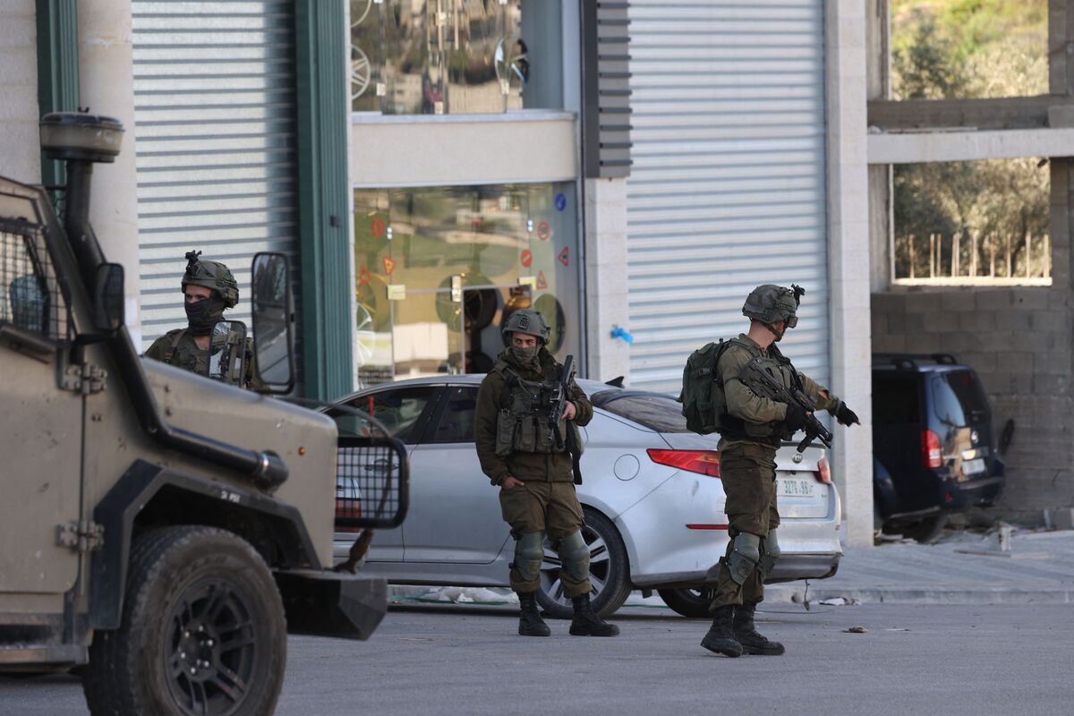 Israeli soldiers stand guard during an operation near the Jit junction west of Nablus in the occupied northern West Bank on March 12, 2023. Israeli forces shot dead three Palestinian gunmen after they fired at troops near Nablus, the army announced early in the moring. Palestinian medical and security sources had no information on the event. (Photo by JAAFAR ASHTIYEH / AFP)