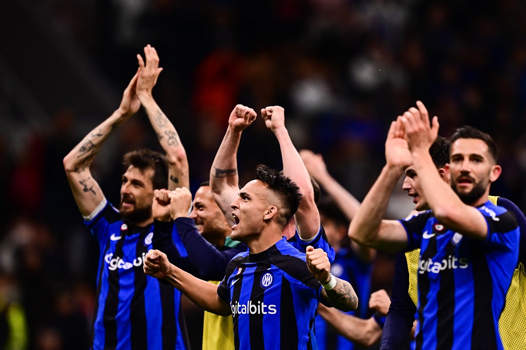 Inter Milan's Argentinian forward Lautaro Martinez (C) and his teammates celebrate after winning the Italian Cup semi-final second leg football match between Inter Milan and Juventus at the Giuseppe-Meazza (San Siro) stadium in Milan, on April 26, 2023. (Photo by Marco BERTORELLO / AFP)