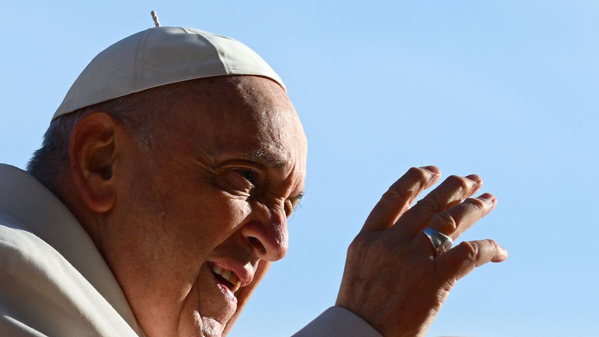 Pope Francis waves from the popemobile car as he arrives at St. Peter's square on March 29, 2023 in The Vatican to hold the weekly general audience. (Photo by Vincenzo PINTO / AFP)