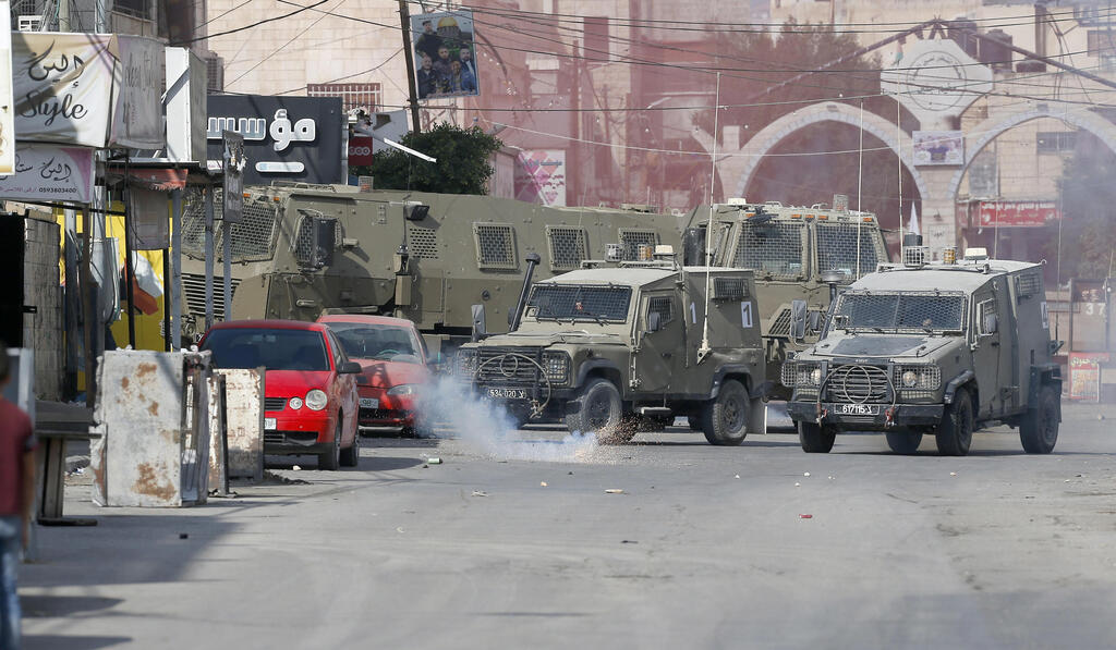 قوات الاحتلال تصيب 4 شبان وتعتقل 4 أشقاء خلال اقتحامها جنين