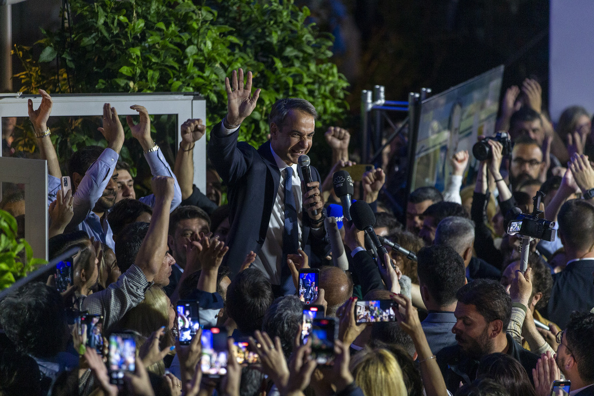 (230522) -- ATHENS, May 22, 2023 (Xinhua) -- Greek Prime Minister and New Democracy (ND) party leader Kyriakos Mitsotakis (C) celebrates with supporters at the political party's headquarters in Athens, Greece, on May 21, 2023. Greek conservatives received a clear mandate from Greek people to continue efforts to change the country with a strong government, Prime Minister Kyriakos Mitsotakis said on Sunday after his ND party won the general elections by a huge margin. ND garnered 40.79 percent of the votes, securing 145 seats in the next 300-member parliament, according to 96.03 percent of the votes counted, official results released by the Interior Ministry showed.
TO GO WITH "Roundup: Greek conservatives win general elections, fall short of majority" (Photo by Marios Lolos/Xinhua)