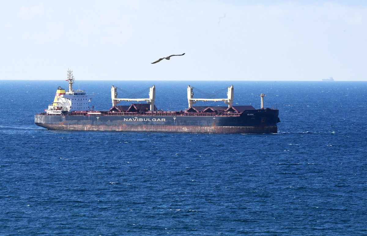 (220807) -- ISTANBUL, Aug. 7, 2022 (Xinhua) -- A vessel in the second caravan of ships transporting grain from Ukraine arrives at the Bosphorus Strait in Istanbul, T¨¹rkiye, Aug. 6, 2022. (Xinhua/Shadati)