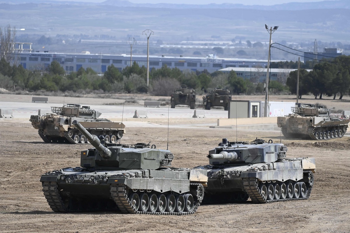 Ukrainian military personnel receive armoured manoeuvre training on German-made Leopard 2 battle tanks at the Spanish army's training centre of San Gregorio in Zaragoza on March 13, 2023. (Photo by OSCAR DEL POZO / AFP)