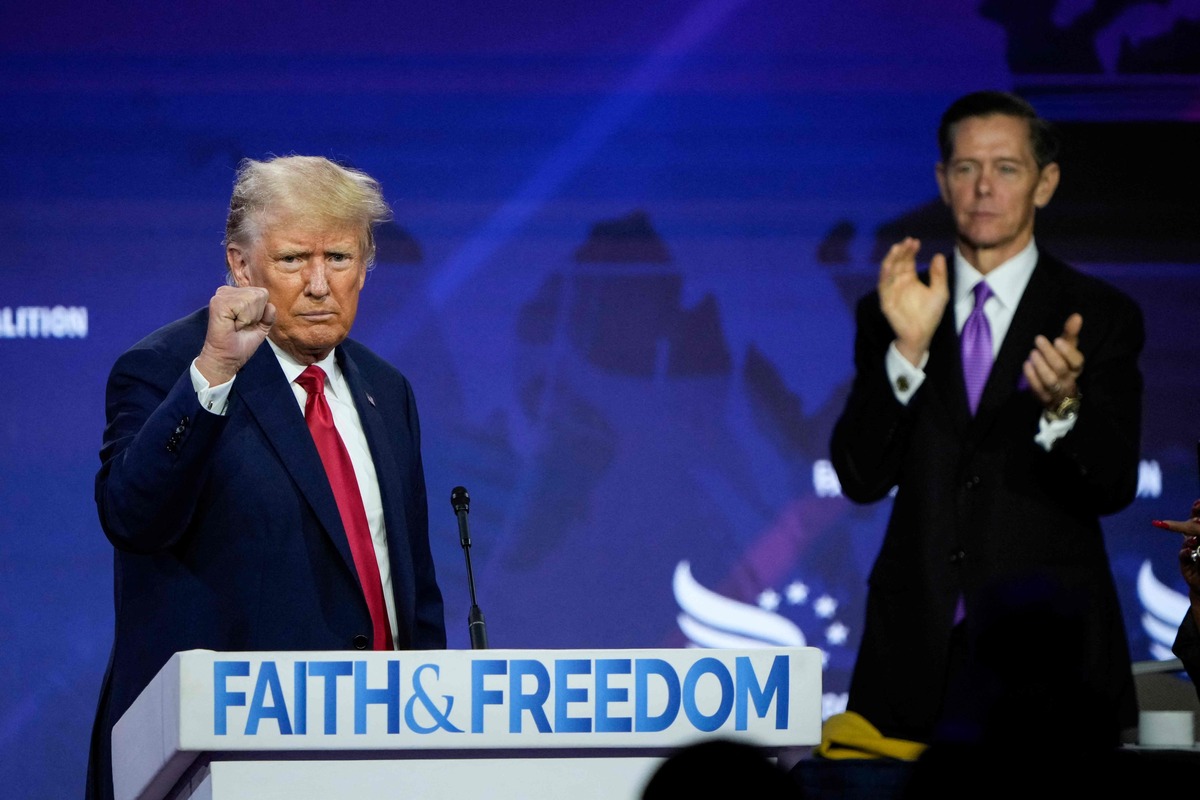 WASHINGTON, DC - JUNE 24: (L-R) Republican presidential candidate former U.S. President Donald Trump concludes his remarks as Chairman of the Faith and Freedom Coalition Ralph Reed applauds at the Faith and Freedom Road to Majority conference at the Washington Hilton on June 24, 2023 in Washington, DC. Trump spoke on a range of topics to an audience of conservative evangelical Christians. Drew Angerer/Getty Images/AFP (Photo by Drew Angerer / GETTY IMAGES NORTH AMERICA / AFP)