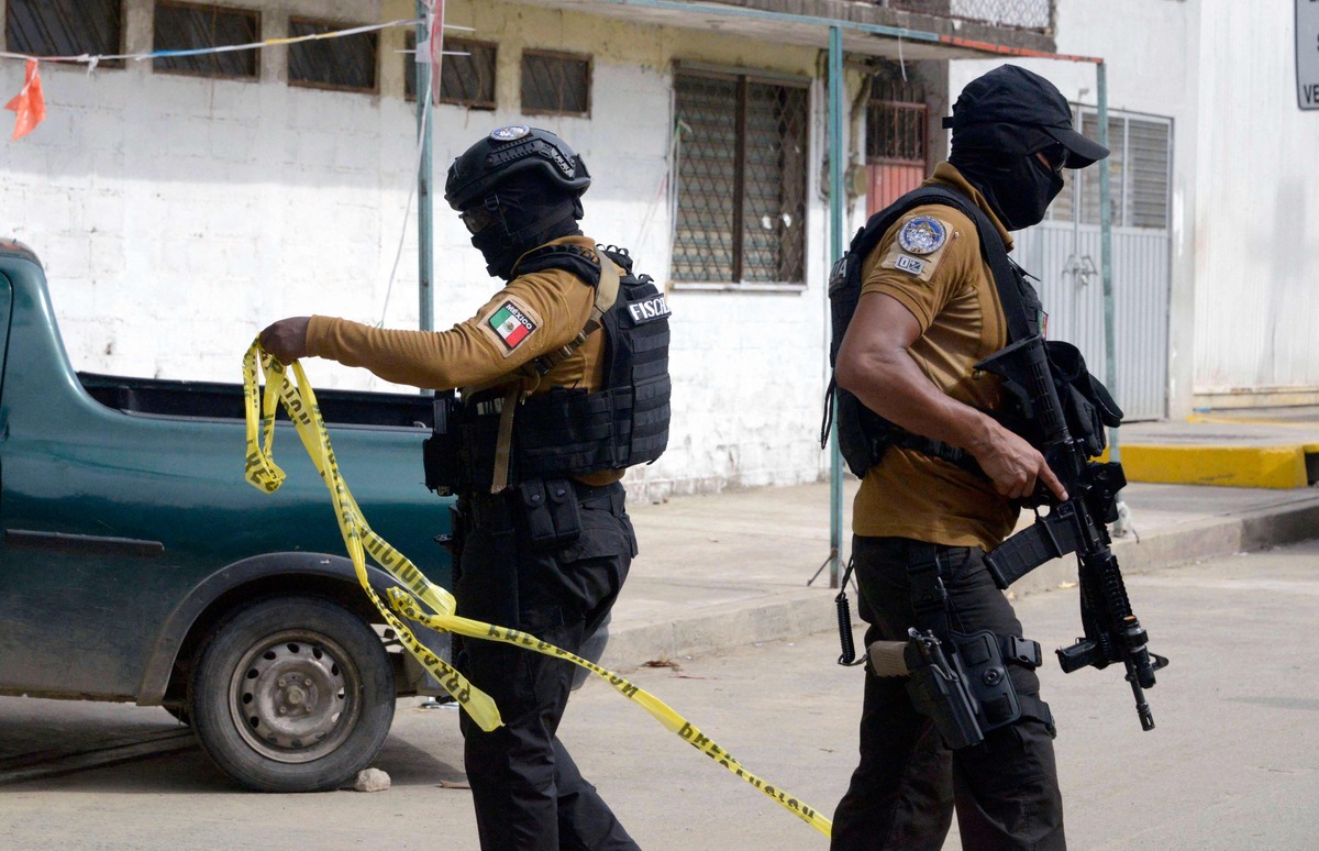 Members of the tactical intervention team check the area where Mexican journalist Nelson Mateus was murdered in the resort town of Acapulco, Guerrero state, Mexico, July 15, 2023. A Mexican journalist was shot to death in a store parking lot on Saturday July 15, 2023 in the southern tourist town of Acapulco, regional authorities said, in the country's second journalist killing in a week.
Prosecutors said they have opened an investigation for homicide with a firearm in the killing of Nelson Matus, days after another journalist was found dead in a country considered one of the most dangerous in the world for members of the press. (Photo by FRANCISCO ROBLES / AFP)