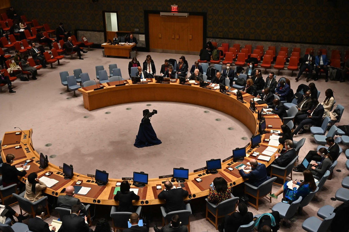 A general view shows a United Nations Security Council meeting during a vote on a draft resolution calling for an immediate end to violence in Myanmar and release of political prisoners, at the UN headquarters in New York on December 22, 2022. The UN Security Council called for Myanmar's junta to release Aung San Suu Kyi as it adopted its first ever resolution on the situation in the turmoil-ridden Southeast Asian country. (Photo by Ed JONES / AFP)