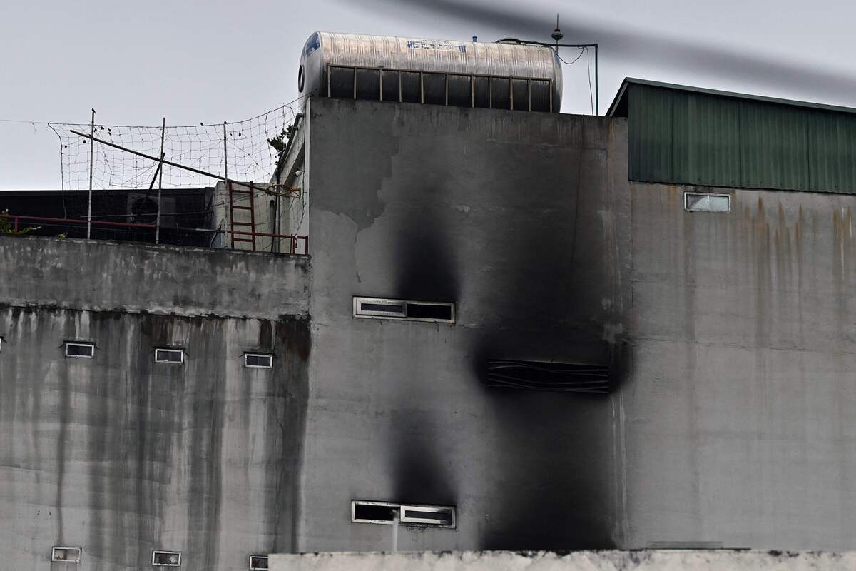 Smoke damage is pictured on the wall of an apartment block after a major fire in Hanoi on September 13, 2023. Dozens of people have been killed after a huge fire at an apartment block in the Vietnamese capital Hanoi, state media said September 13. (Photo by Nhac NGUYEN / AFP)