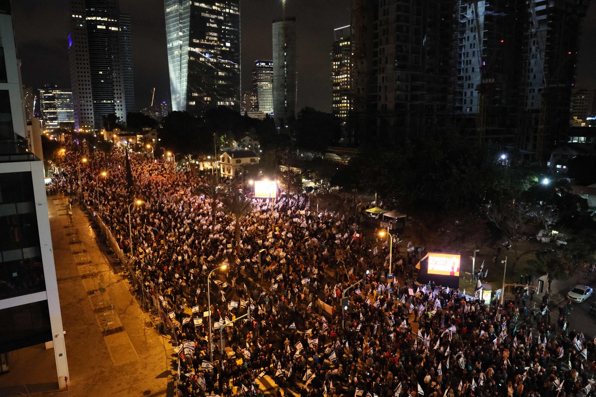 Israeli protesters attend a rally against Prime Minister Benjamin Netanyahu's new hard-right government in the coastal city of Tel Aviv on February 4, 2023. (Photo by JACK GUEZ / AFP)