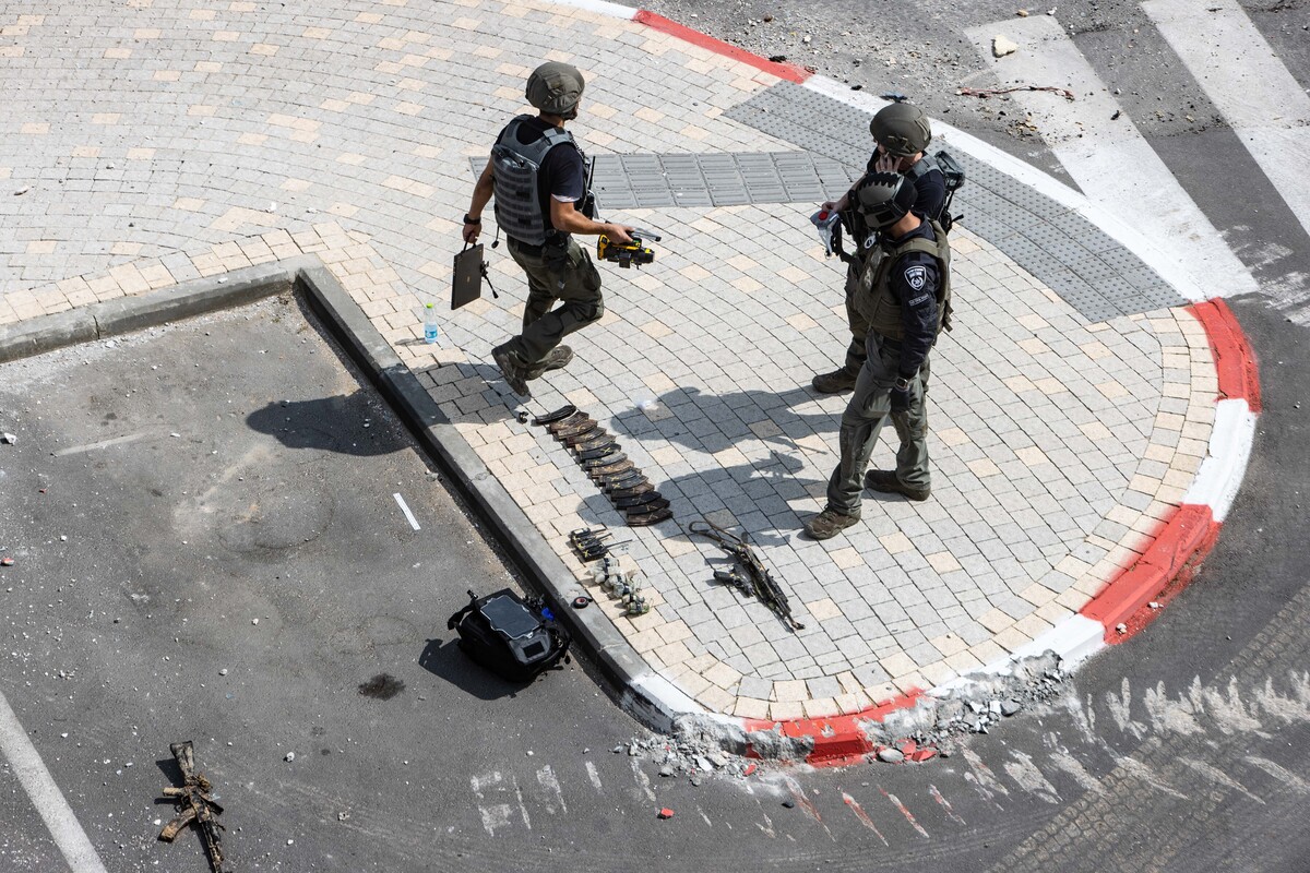 (231008) -- SDEROT, Oct. 8, 2023 (Xinhua) -- Weapons captured from Hamas militants are placed on the ground in Sderot, southern Israel on Oct. 8, 2023. The death toll from Israeli airstrikes in Gaza has risen to 370, with 2,200 others injured, according to an update from the Gaza-based Health Ministry on Sunday. At least 300 Israelis were killed and more than 1,800 injured during the Hamas attack, figures released by the Israeli Health Ministry showed. (JINI via Xinhua)