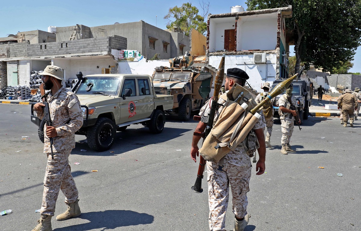 Members of the "444 Brigade" affiliated with Libya's Ministry of Defence man positions in the area of an overnight gunbattle in Tripoli's suburb of Ain Zara, on July 22, 2022. At least nine Libyan civilians were killed overnight in heavy clashes between militias in the capital Tripoli, the emergency services said. (Photo by Mahmud Turkia / AFP)