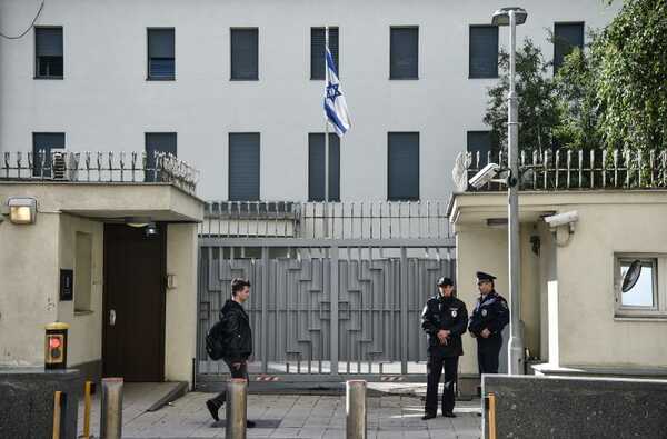 Russian police guard in front of the Israeli embassy in Moscow on September 18, 2018.
Russia blamed Israel on September 18, 2018 for the loss of a military IL-20M jet to Syrian fire, which killed all 15 servicemen on board, and threatened a response. Israeli pilots carrying out attacks on Syrian targets "used the Russian plane as a cover, exposing it to fire from Syrian air defences," a statement by the Russian military said. / AFP PHOTO / Vasily MAXIMOV