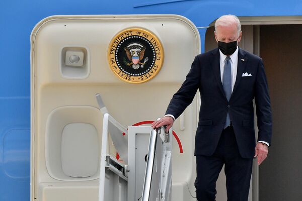 US President Joe Biden arrives at Yokota Air Base in Fussa, Tokyo prefecture on May 22, 2022. (Photo by Kazuhiro NOGI / AFP)