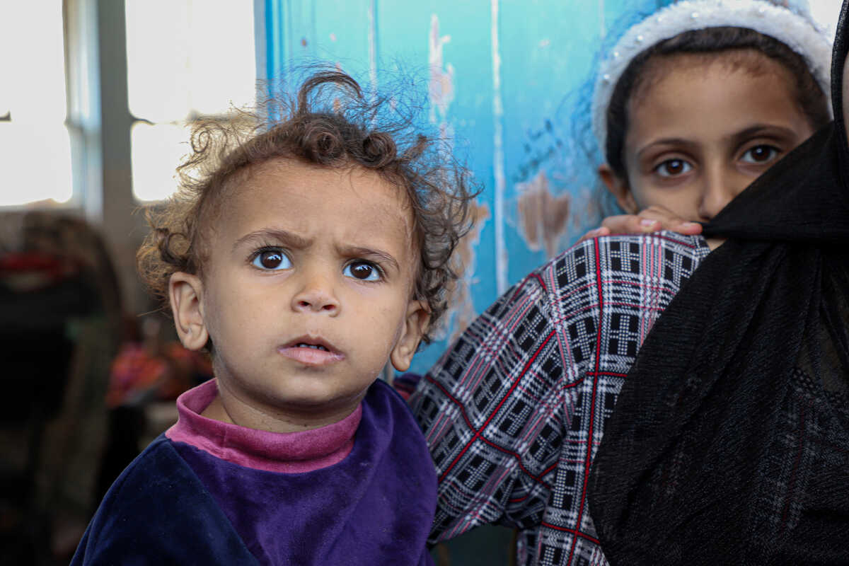 (231015) -- GAZA, Oct. 15, 2023 (Xinhua) -- Displaced Palestinian children temporarily live in a school in the southern Gaza Strip city of Khan Younis, Oct. 15, 2023. The United Nations estimated that more than half a million people in the Gaza Strip were displaced from their residences, noting that the UN Agency for Palestine Refugees received about 64 percent of those displaced in 102 emergency shelters, with difficulties providing essential services. TO GO WITH "Hamas-Israel conflict enters 2nd week amid warning of severe humanitarian crisis in Gaza" (Photo by Rizek Abdeljawad/Xinhua)