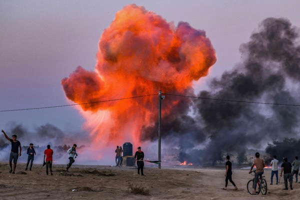 TOPSHOT - Palestinians use improvised explosive devices amid clashes with Israeli security forces in Khan Yunis in the southern Gaza Strip on September 27, 2023, following a protest near the border fence. (Photo by SAID KHATIB / AFP)