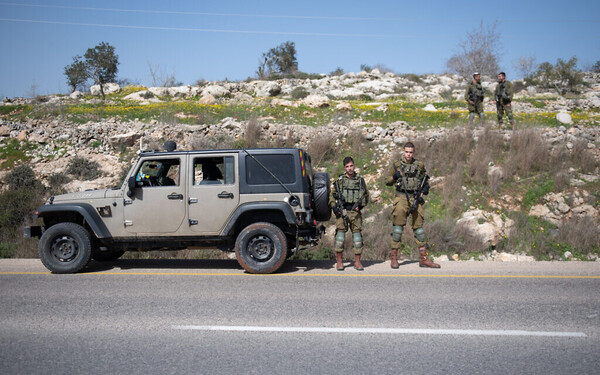 Palestinians and Left wing activists protest against the Evyatar outspot, near the West Bank city of Nablus, on February 18, 2022. Photo by Sraya Diamant/Flash90 *** Local Caption *** פלסטיני
שכם
חיילים
עשן
פלשתיני
אביתר
התנחלות
מאחז לא חוקי
שלום עכשיו
פעילי שמאל
פלשתינאי