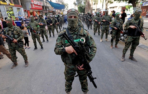 Members of Al-Qassam brigades, the armed wing of Palestinian Hamas group, march in Gaza City on May 22, 2021, in commemoration of Senior Hamas Commander Bassem Issa who was killed along others in Israeli airstrikes. / AFP / Emmanuel DUNAND