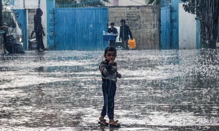 حتدام المعارك في جنوب غزة وسقوط أمطار غزيرة على النازحين في الشمال