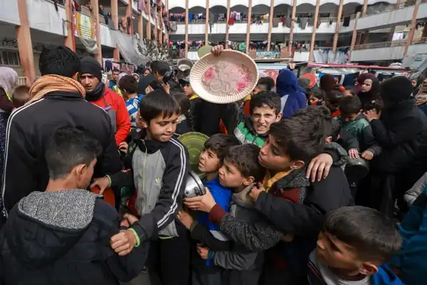 أطفال غزة يصرخون جوعا “ولا حياة لمن تنادي”