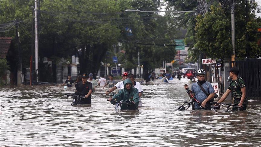 فيضانات تخلف 26 قتيلا وفقدان 11 آخرين في إندونيسيا