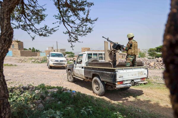 Members of security forces perform a search operation following the killing of a World Food Programme (WFP) staffer a day earlier in Yemen's city of Turbah on July 22, 2023. Authorities in Yemen have arrested a suspect following the killing of Moayad Hameidi, the head of the WFP office in Taez, in a shooting on July 21 in Turbah city, a security official told AFP on July 22. (Photo by Ahmad AL-BASHA / AFP)