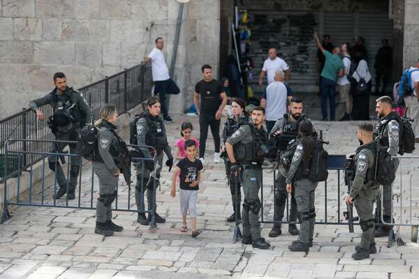 Members of Israeli security clear people away from Jerusalem's Damascus Gate, as Israelis mark Jerusalem Day, on May 29, 2022. Jerusalem is bracing for a controversial "flag march" by Israelis that has sparked warnings of a new escalation from Palestinian factions. (Photo by Ahmad GHARABLI / AFP)