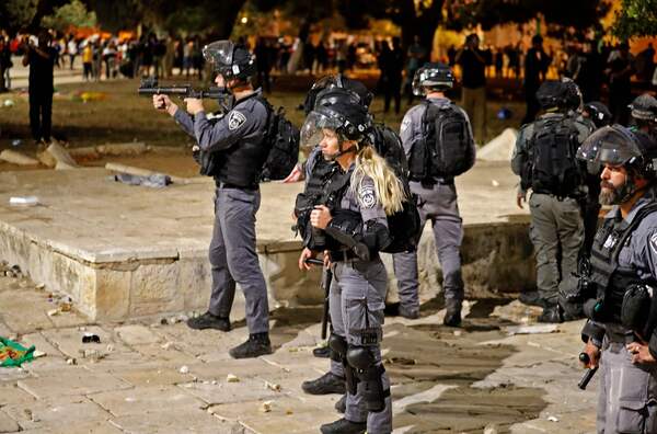 Israeli security forces deploy during clashes with Palestinian protesters at the al-Aqsa mosque compound in Jerusalem, on May 7, 2021. / AFP / Ahmad GHARABLI