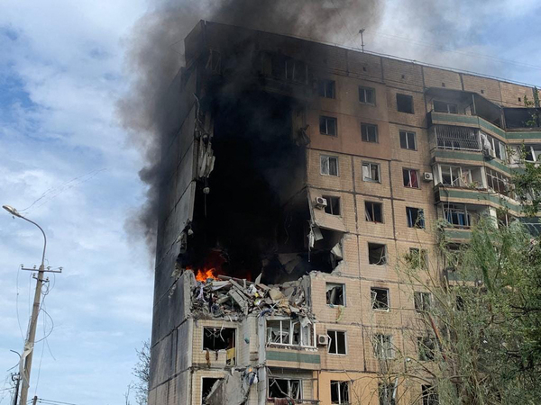 TOPSHOT - This handout photograph taken and released by Ukrainian Emergency Service on July 31, 2023 shows a nine-storey residential building partially destroyed as a result of Russian missile strike in Kryvyi Rig, amid the Russian invasion of Ukraine. Two people were killed after a Russian missile attack on central Ukrainian city of Kryvyi Rig on July 31, 2023 morning, Ukrainian Interior Minister said. - RESTRICTED TO EDITORIAL USE - MANDATORY CREDIT "AFP PHOTO / UKRAINIAN EMERGENCY SERVICE" - NO MARKETING NO ADVERTISING CAMPAIGNS - DISTRIBUTED AS A SERVICE TO CLIENTS (Photo by Handout / UKRAINIAN EMERGENCY SERVICE / AFP) / RESTRICTED TO EDITORIAL USE - MANDATORY CREDIT "AFP PHOTO / UKRAINIAN EMERGENCY SERVICE" - NO MARKETING NO ADVERTISING CAMPAIGNS - DISTRIBUTED AS A SERVICE TO CLIENTS