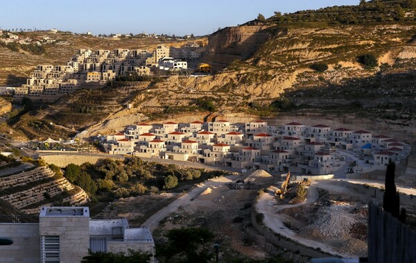 This picture taken on May 10, 2022 shows a view of construction work in the Jewish settlement of Givat Zeev, between Jerusalem and Ramallah, in the Israeli-occupied West Bank. (Photo by AHMAD GHARABLI / AFP)