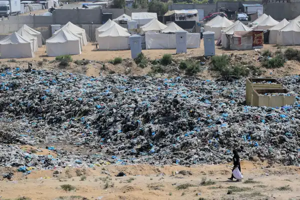 “الأونروا” تحذر من مخاطر بيئية وصحية كارثية في قطاع غزة