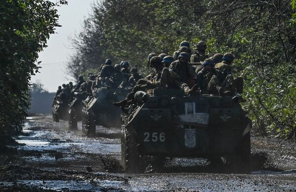 TOPSHOT - Ukrainian soldiers ride a top of infantry fighting vehicles in Novoselivka, on September 17, 2022, as the Russia-Ukraine war enters its 206th day. (Photo by Juan BARRETO / AFP)