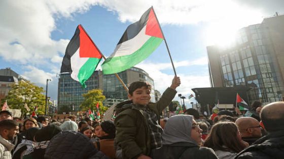 (231023) -- BRUSSELS, Oct. 23, 2023 (Xinhua) -- People take part in a demonstration near the European Union headquarters in Brussels, Belgium, Oct. 22, 2023. A large demonstration rallied on Sunday afternoon in Brussels, calling for an immediate ceasefire in Gaza Strip. According to police, more than 12,000 people from over 34 associations and organizations participated in the marching and rally, supporting innocent Palestinians who have suffered the conflicts between Israel and Hamas (the Gaza-ruling Palestinian Islamic Resistance Movement) for two weeks. (Xinhua/Zhao Dingzhe)