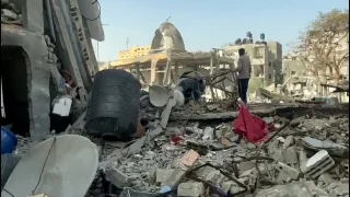 استشهاد 25 فلسطينيا بقصف إسرائيل منزلين في مخيم النصيرات وبيت لاهيا