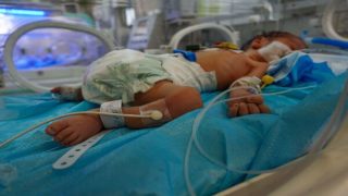 وفاة 5 أطفال نتيجة البرد القارص بغزة