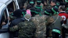 إتمام صفقة التبادل الأولى وترقب لبدء مفاوضات المرحلة الثانية