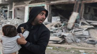 عشرات الشهداء والجرحى في غارات إسرائيلية عنيفة على قطاع غزة