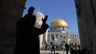 Palestinians gather in the Al-Aqsa mosques compound before the Friday noon prayer in Jerusalem on January 27, 2023. (Photo by AHMAD GHARABLI / AFP)